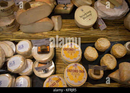 Paxton & Whitfield, in Londons historischen St James Viertel eines der ältesten cheesemongers in England, Großbritannien Stockfoto