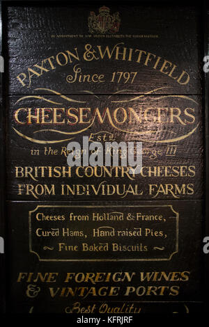 Paxton & Whitfield, in Londons historischen St James Viertel eines der ältesten cheesemongers in England, Großbritannien Stockfoto