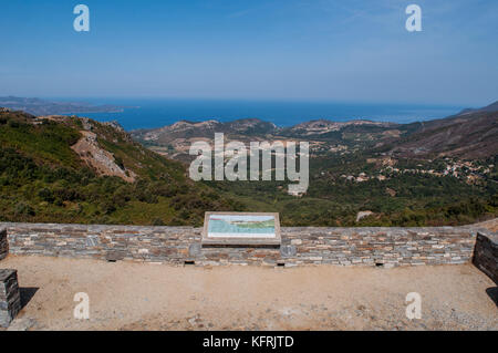 Korsika: Ein Belvedere auf die wilde Landschaft der Haute Corse mit mediterranen Meer, Berge von grünen Hügeln, Weinbergen und Weizenfeldern Stockfoto