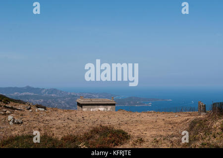 Korsika: Ein Belvedere auf die wilde Landschaft der Haute Corse mit mediterranen Meer, Berge von grünen Hügeln, Weinbergen und Weizenfeldern Stockfoto