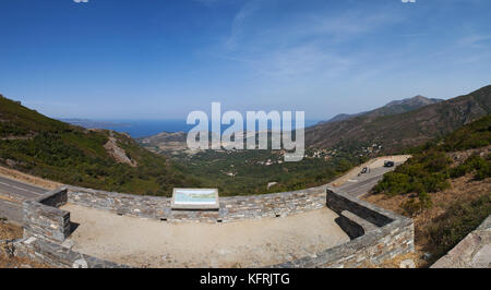 Korsika: Ein Belvedere auf die wilde Landschaft der Haute Corse mit mediterranen Meer, Berge von grünen Hügeln, Weinbergen und Weizenfeldern Stockfoto