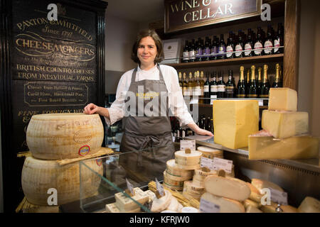 Paxton & Whitfield, in Londons historischen St James Viertel eines der ältesten cheesemongers in England, Großbritannien Stockfoto