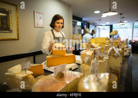 Paxton & Whitfield, in Londons historischen St James Viertel eines der ältesten cheesemongers in England, Großbritannien Stockfoto