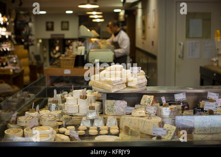 Paxton & Whitfield, in Londons historischen St James Viertel eines der ältesten cheesemongers in England, Großbritannien Stockfoto