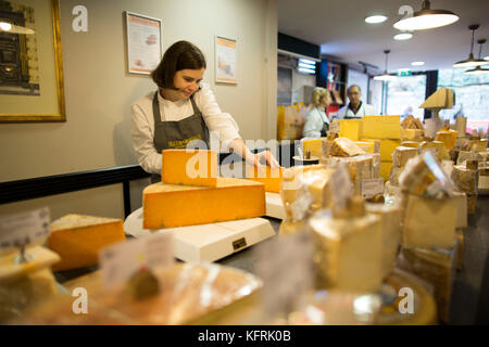 Paxton & Whitfield, in Londons historischen St James Viertel eines der ältesten cheesemongers in England, Großbritannien Stockfoto