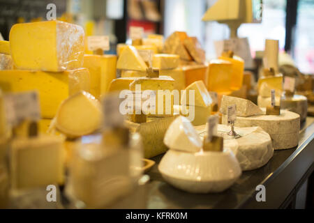 Paxton & Whitfield, in Londons historischen St James Viertel eines der ältesten cheesemongers in England, Großbritannien Stockfoto