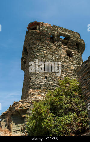 Korsika: der Turm von nonza, genuesischer Turm (16. Jahrhundert) auf der steilen Klippen auf 100 Meter zum Meer unten in Nonza, Dorf von Western Cap Corse Stockfoto