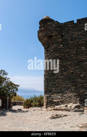 Korsika: der Turm von nonza, genuesischer Turm (16. Jahrhundert) auf der steilen Klippen auf 100 Meter zum Meer unten in Nonza, Dorf von Western Cap Corse Stockfoto
