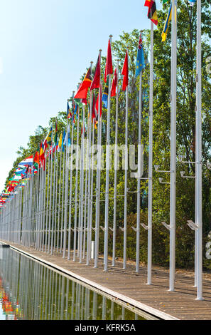 Flaggen im Park der Nationen in Lissabon. Stockfoto