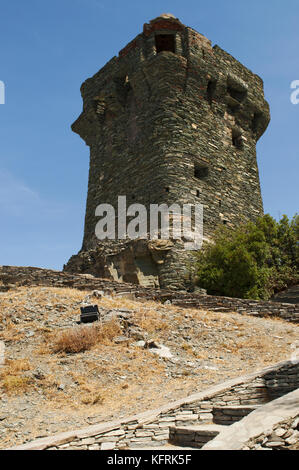 Korsika: der Turm von nonza, genuesischer Turm (16. Jahrhundert) auf der steilen Klippen auf 100 Meter zum Meer unten in Nonza, Dorf von Western Cap Corse Stockfoto