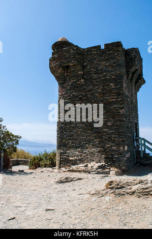 Korsika: der Turm von nonza, genuesischer Turm (16. Jahrhundert) auf der steilen Klippen auf 100 Meter zum Meer unten in Nonza, Dorf von Western Cap Corse Stockfoto