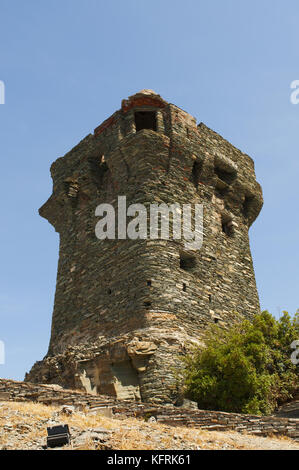 Korsika: der Turm von nonza, genuesischer Turm (16. Jahrhundert) auf der steilen Klippen auf 100 Meter zum Meer unten in Nonza, Dorf von Western Cap Corse Stockfoto
