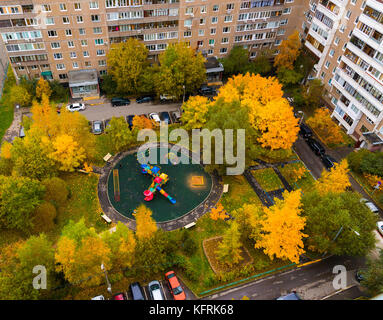Kinderspielplatz im Hof des Hauses im Herbst in Moskau, Russland Stockfoto