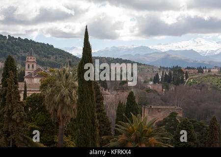 Blick vom Torre de la Vela, Alcazaba, Alhambra, Granada, Spanien, der Schnee der Sierra Nevada. Stockfoto