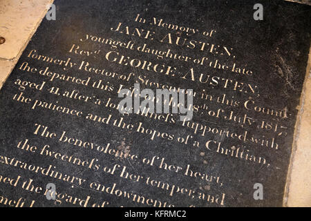 Jane Austen's Grab stein Memorial in das Kirchenschiff der Kathedrale von Winchester. UK. (75) Stockfoto