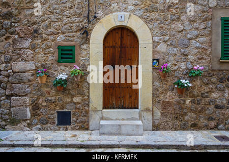 Eingang des traditionellen Stein finca Haus in Valldemossa Mallorca Stockfoto