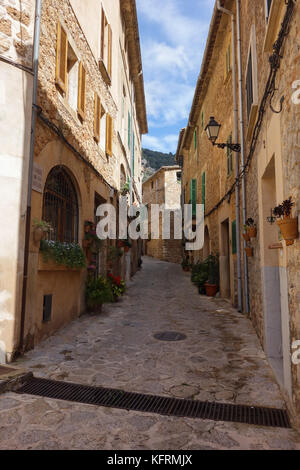 Typische Straße in Valldemossa auf Mallorca Spanien Stockfoto