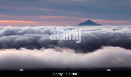 Mount Taranaki von den hängen des Mount Ruapehu im Tongariro National Park, North Island, Neuseeland. Stockfoto