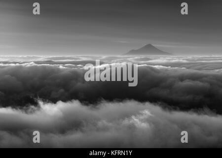 Mount Taranaki von den hängen des Mount Ruapehu im Tongariro National Park, North Island, Neuseeland. Stockfoto