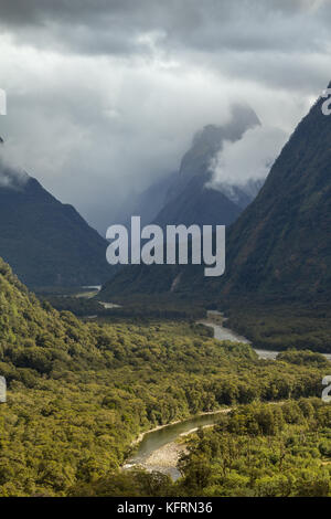 Blick auf den Mitre Peak von den Darran Mountains, Fiordland National Park, Neuseeland Stockfoto