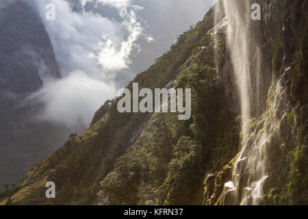 Wasserfall in den Darran Mountains, Fiordland National Park, Neuseeland Stockfoto