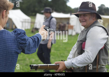 Annie Oakley mit ihren Gewehren in einem Shoot Out Stockfoto