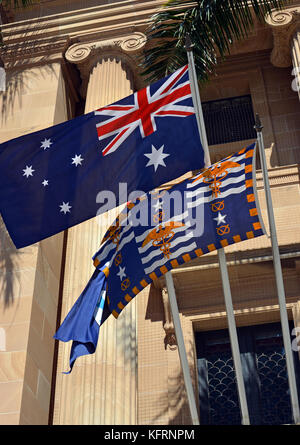 Flaggen außerhalb der Brisbane City Hall an einem Frühlingsmorgen, Queensland, Australien Stockfoto