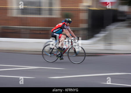 Zwei Männer Radfahren in London Prudential Cycle Race, London, UK, 30. Juli, 2017. Panning shot. Stockfoto