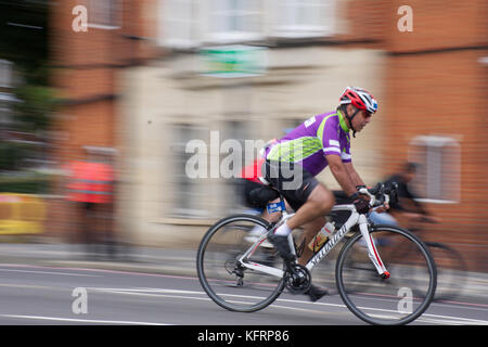 Zwei mans Radfahren in London prudential Radrennen, London, UK, 30. Juli 2017. Panning erschossen. Stockfoto