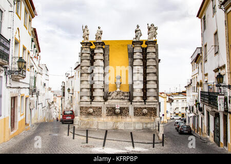 Statue gekrönt Brunnen in Elvas, Alentejo, Portugal Stockfoto