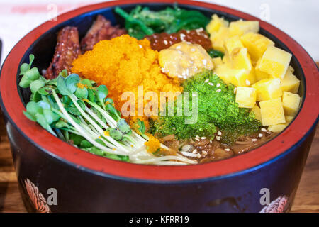 Reis mit Fisch, Eier, Gemüse, Meeresfrüchte Stockfoto