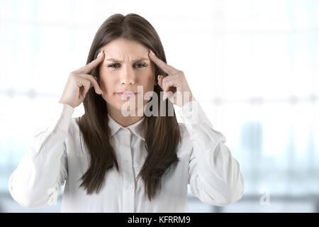 Frau leiden unter einer Kopfschmerzen, ihre Hand auf den Kopf Stockfoto