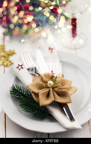 Weihnachten und neues Jahr Tabelle Einstellung auf weiße Holztisch. Weihnachtskarte oder Menü Vorlage Stockfoto