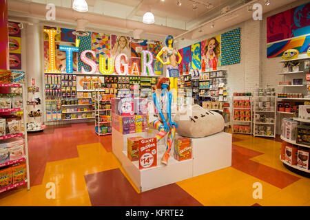 Die farbenfrohen Interieur weiten Blick über Es Ugar, ein Bonbon von der Raute Chain Store, dieser wird am Broadway in Greenwich Village Stockfoto