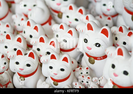 Tonnen von kleinen Puppen "Beckoning Cat' als Maneki Neko bekannt bei gotokuji in Tokio, Japan. Stockfoto