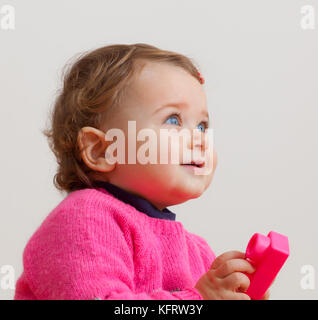 Kleinkind baby girl spielt mit weichem Gummi Bausteine Stockfoto