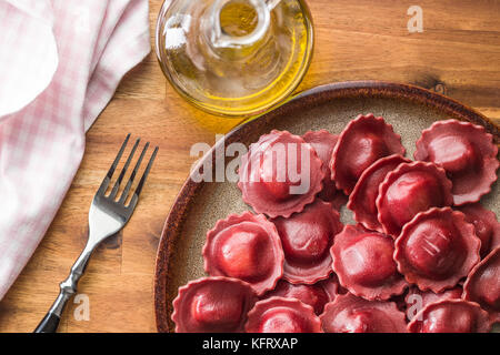 Lecker Rote-bete-Ravioli an der Platte. Stockfoto