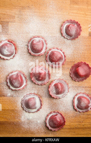 Lecker Rote-bete-Ravioli mit Mehl. Stockfoto