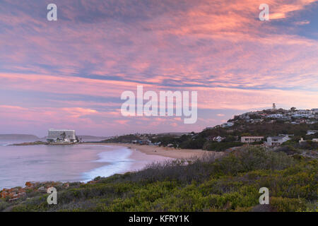 Beacon Island Resort und Hobie Beach bei Sonnenuntergang, Plettenberg Bay, Western Cape, Südafrika Stockfoto