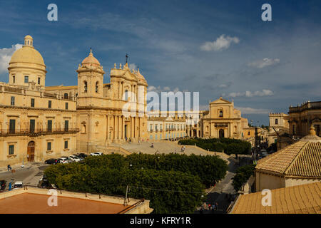 Blick auf die Kathedrale von Noto im Stil des sizilianischen Barocks, Noto, Sizilien, Italien Stockfoto