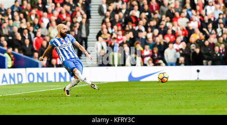 Bruno Saltor spielt sein 200.-Spiel für Brighton während des Premier League-Spiels zwischen Brighton und Hove Albion und Southampton im American Express Community Stadium in Brighton und Hove. 29 Okt. 2017 nur zur Verwendung mit Photo Simon Dack/Tele Images Editorial. Kein Merchandising. Für Fußballbilder gelten Einschränkungen für FA und Premier League. Keine Nutzung von Internet/Mobilgeräten ohne FAPL-Lizenz. Weitere Informationen erhalten Sie von Football Dataco Stockfoto