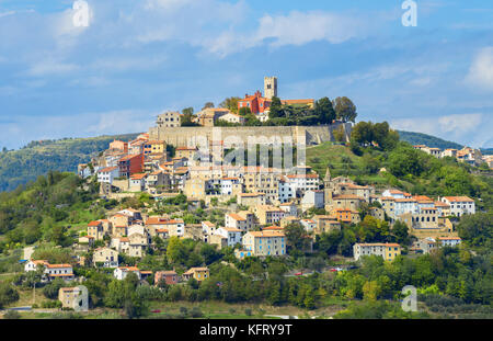 Blick auf den berühmten kleinen, alten Stadt Motovun auf malerischen Hügel. Istrien, Kroatien Stockfoto