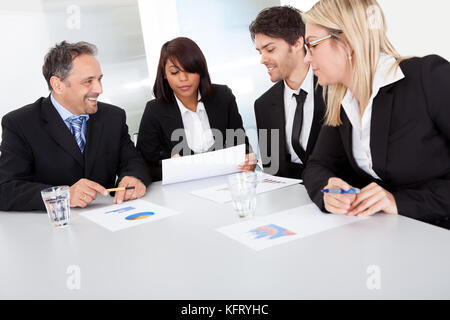 Gruppe von Geschäftsleuten auf der Tagung diskutieren Stockfoto