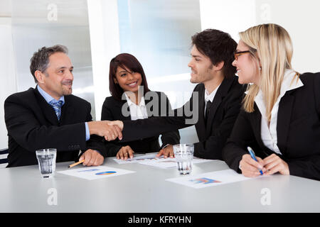 Gruppe von Geschäftsleuten auf der Tagung diskutieren Stockfoto