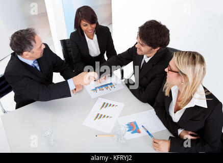 Gruppe von Geschäftsleuten auf der Tagung diskutieren Stockfoto