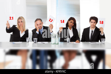 Gruppe von Panel Richter halten schlechte Kerbe Zeichen Stockfoto