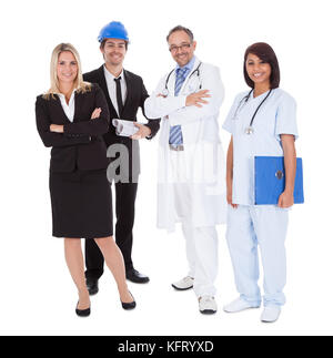 Portrait eines glücklichen Menschen verschiedener Berufe zusammen auf weißem Hintergrund Stockfoto