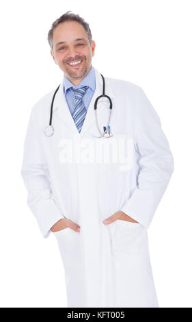 Lächelnd Arzt Mann mit Stethoskop. auf weißem isoliert Stockfoto
