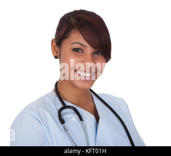 Lächelnd Arzt Frau mit Stethoskop. auf weißem isoliert Stockfoto