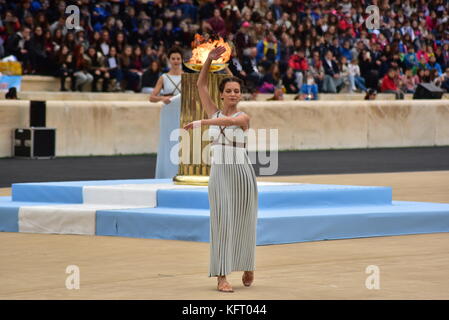 Athen, Griechenland. 31 Okt, 2017. Während die Choreographie durchgeführt durch die priesterinnen. die Übergabe der olympischen Flamme für Winterspiele 2018 Pyeongchang, fand heute in panathenaic Stadion in Anwesenheit des Präsidenten der Griechischen Republik Prokopis Pavlopoulos. Credit: Dimitrios karvountzis/Pacific Press/alamy leben Nachrichten Stockfoto